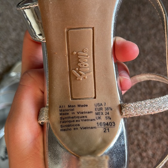 Silver Heels - Picture 4 of 8